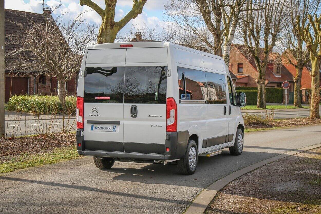 Ce minibus TPMR au format raisonnable permet de circuler en ville sans difficultés