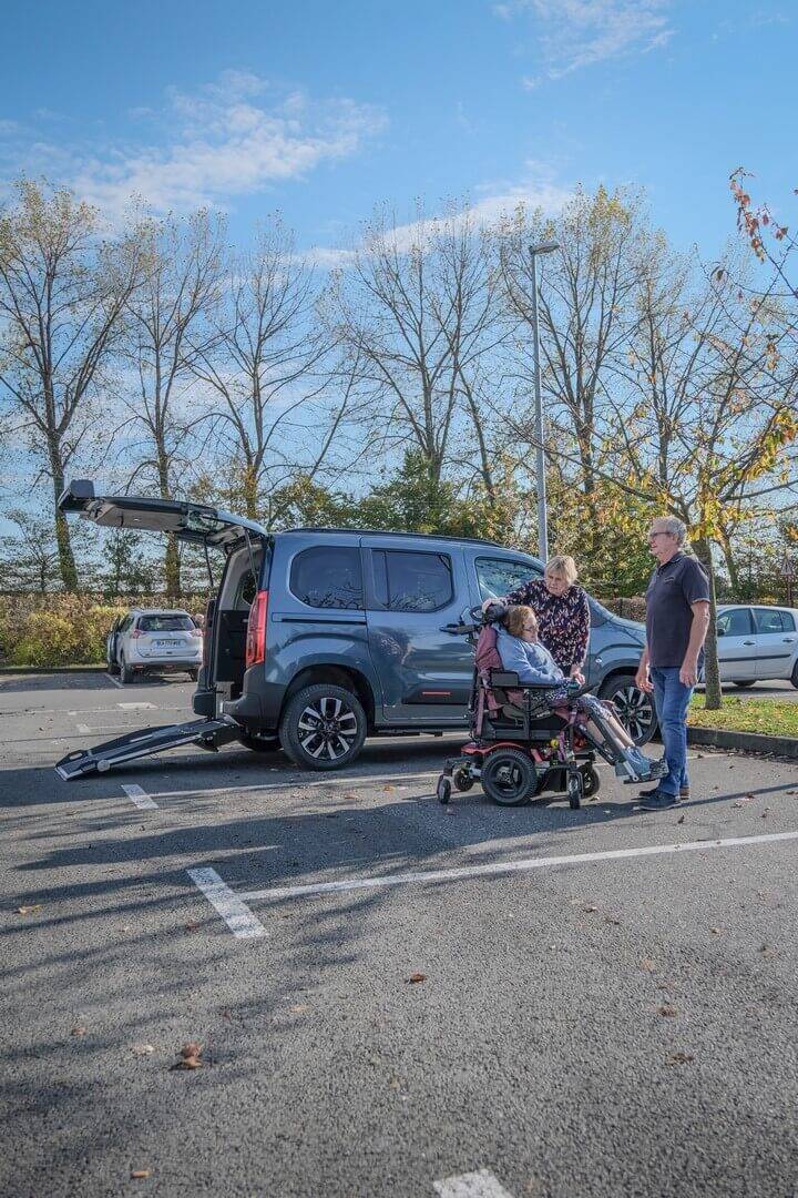 Profitez donc d'un véhicule TPMR au gabarit compact mais pouvant transporter jusqu'à 3 passagers dont 1 en fauteuil roulant