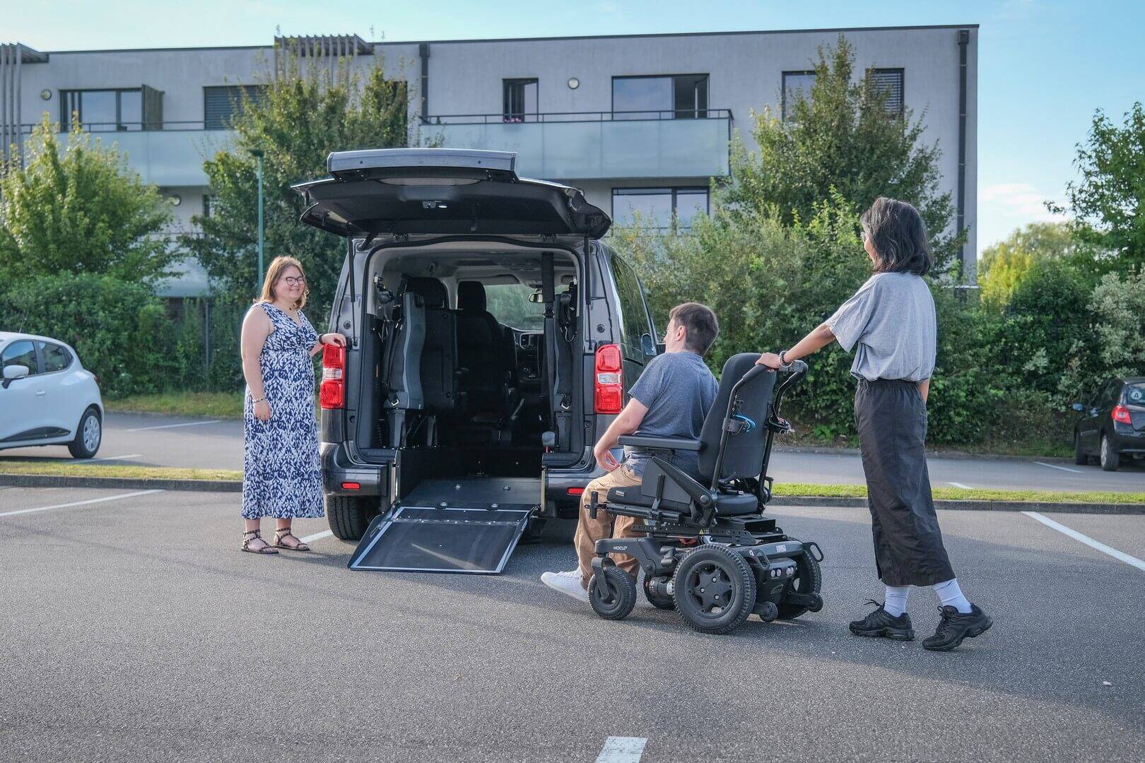 Choisissez d'avancer à bord du Toyota ProAce Verso TPMR Family HappyAccess disponible chez Handynamic !