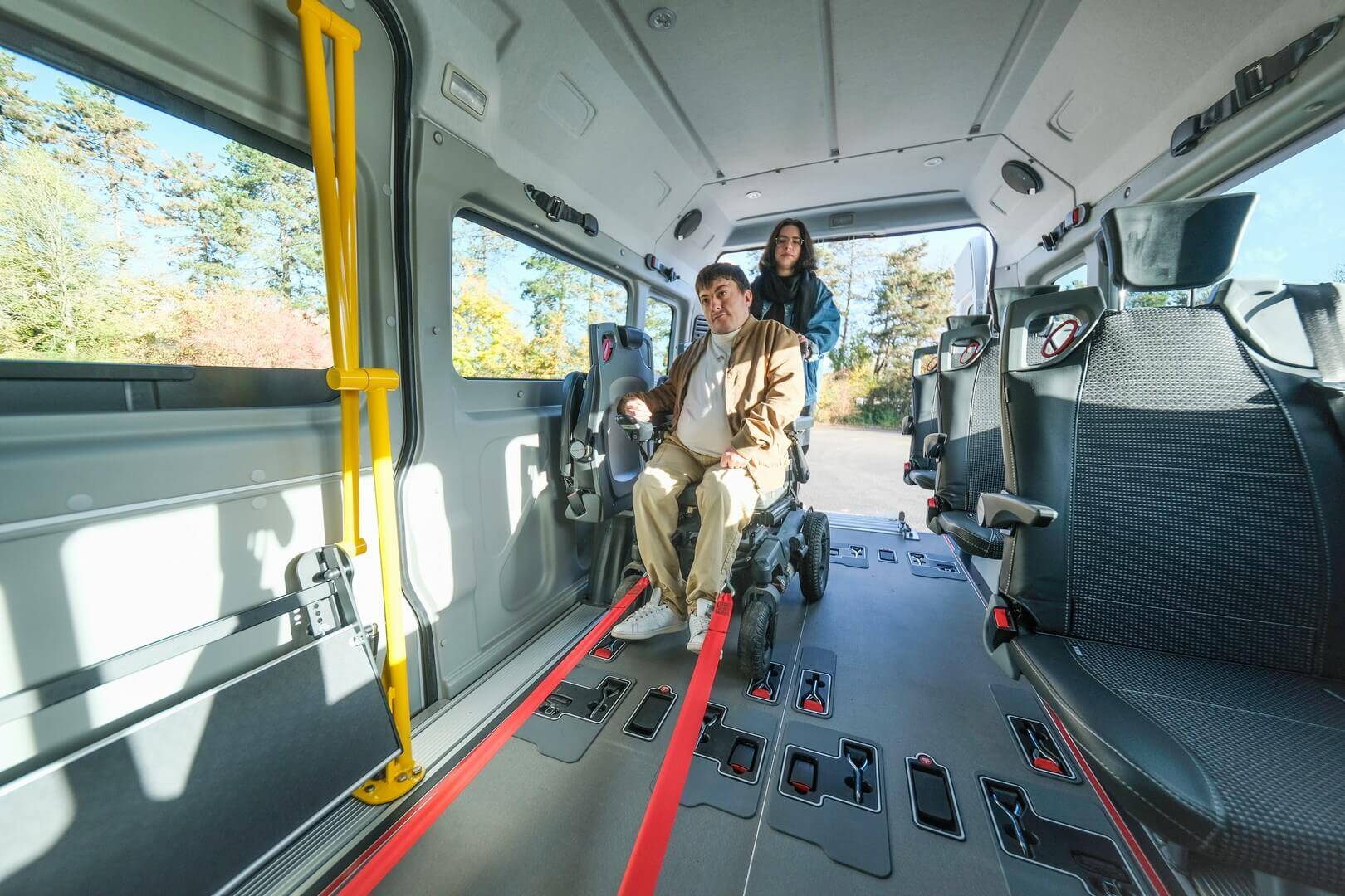 Grâce aux sangles avant rallongées, l'arrimage de vos passagers en fauteuil roulant est simplié !