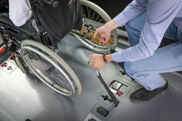 Le système d'arrimage intégré au plancher est un vrai plus au quotidien pour vos chauffeurs-accompagnateurs de personnes à mobilité réduite Le système d'arrimage intégré au plancher est un vrai plus au quotidien pour vos chauffeurs-accompagnateurs de personnes à mobilité réduite