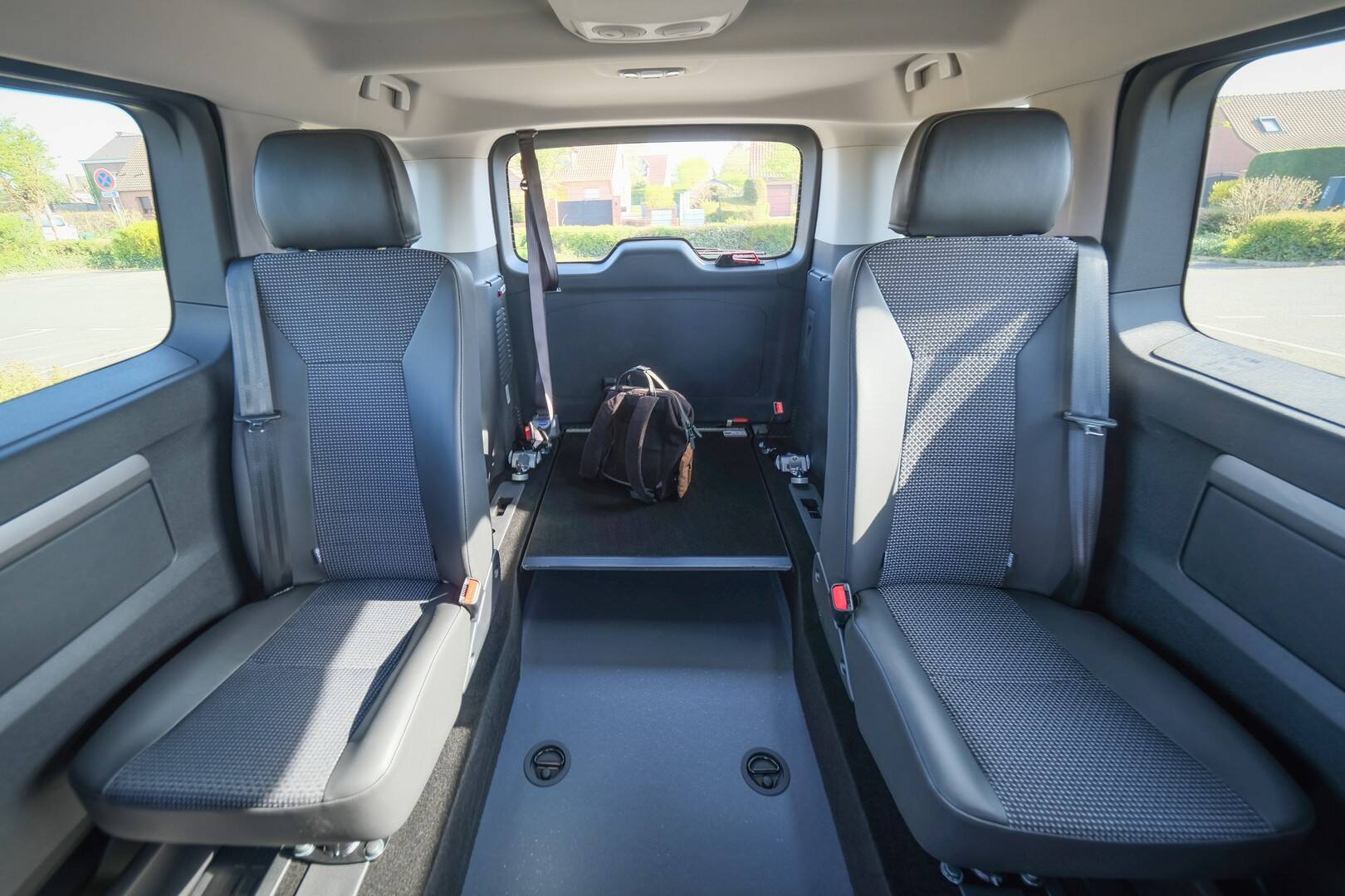 Possibilité d'ajouter 2 sièges pivotants en rang 3 pour transporter 4 personnes valides à l'arrière en l'absence du passager en situation de handicap