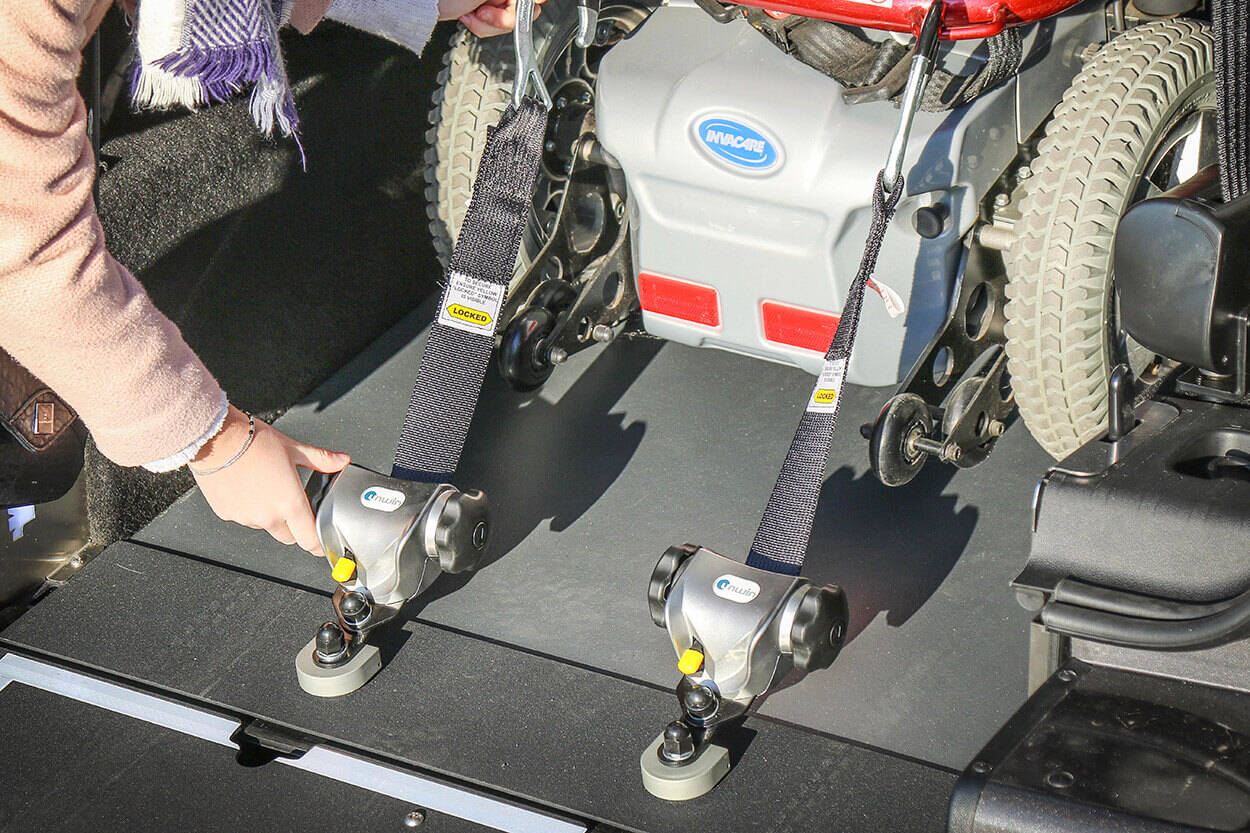 L'Opel Combo Xtra HappyAccess dispose d'un système de retenue homologué et crash-testé pour assurer la sécurité du passager en fauteuil roulant.