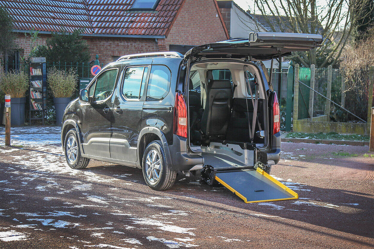 Le Peugeot Rifter HappyAccess permet de transporter 1 personne en fauteuil roulant + jusqu'à 4 personnes valides en même temps