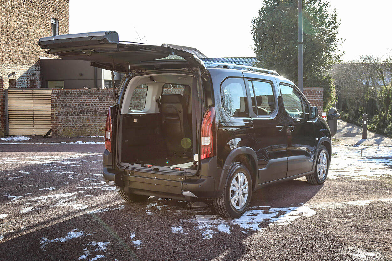 Le Peugeot Rifter est équipé d'une rampe d'accès qui se replie à plat si vous voyagez sans passager handicapé