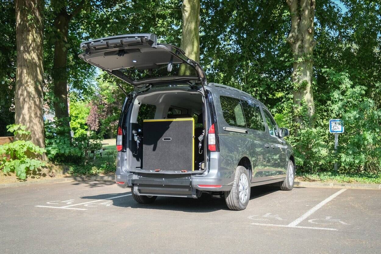 Ford Grand Tourneo Connect équipée d'une rampe d'accès HappyAccess manuelle facile à manipuler