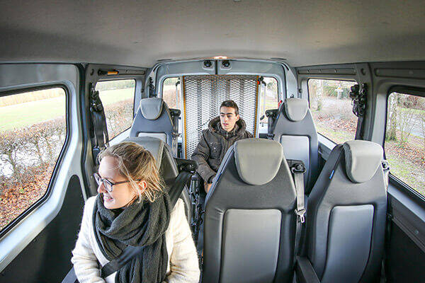 Ce minibus TPMR vous permet de transporter des personnes valides et des personnes à mobilité réduite Ce minibus TPMR vous permet de transporter des personnes valides et des personnes à mobilité réduite