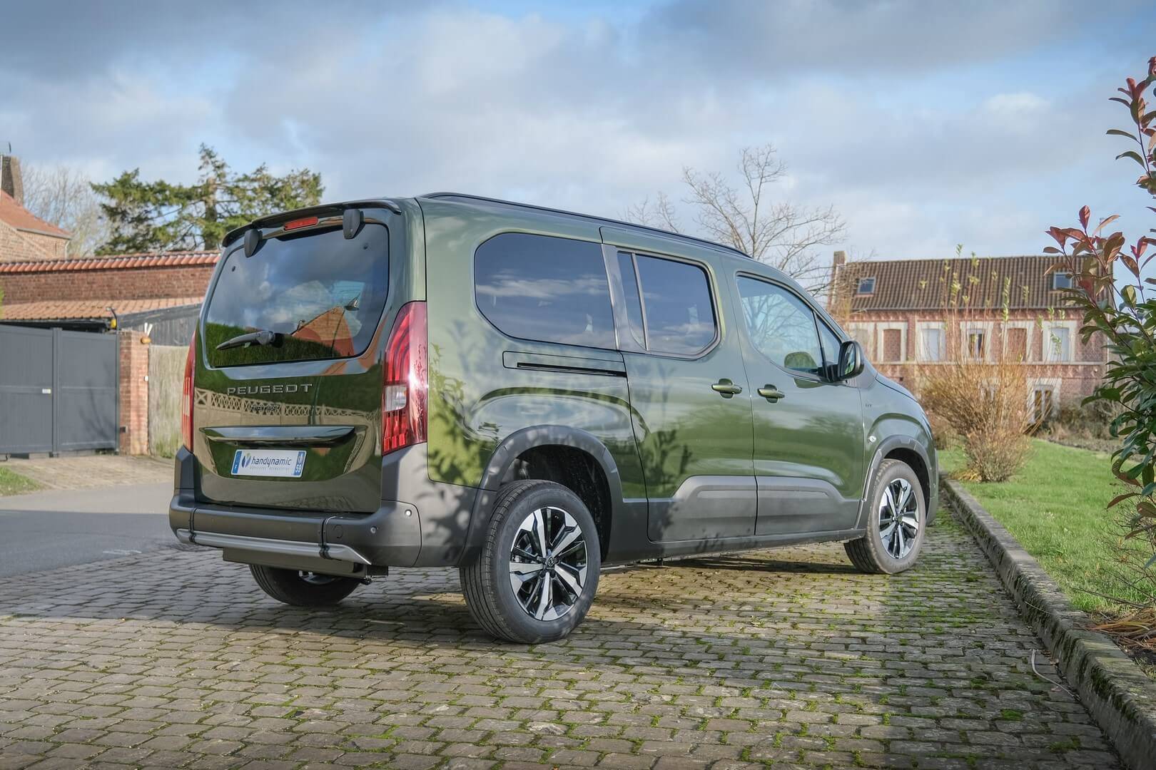Version rallongée du Peugeot Rifter, transportez jusqu'à 7 passagers valides à l'intérieur de son habitacle spacieux
