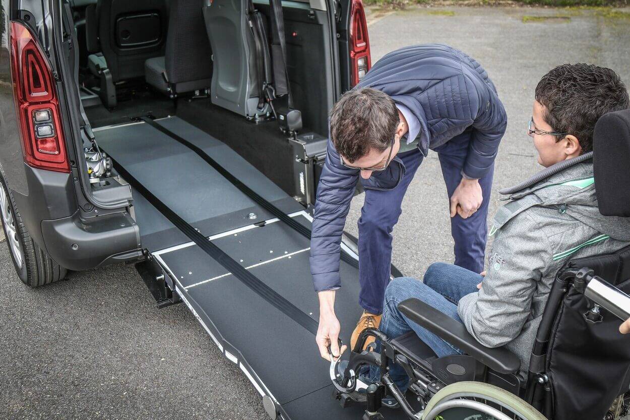 Le Berlingo aménagé Maxi Family dispose de longues sangles avant pour faciliter l'arrimage