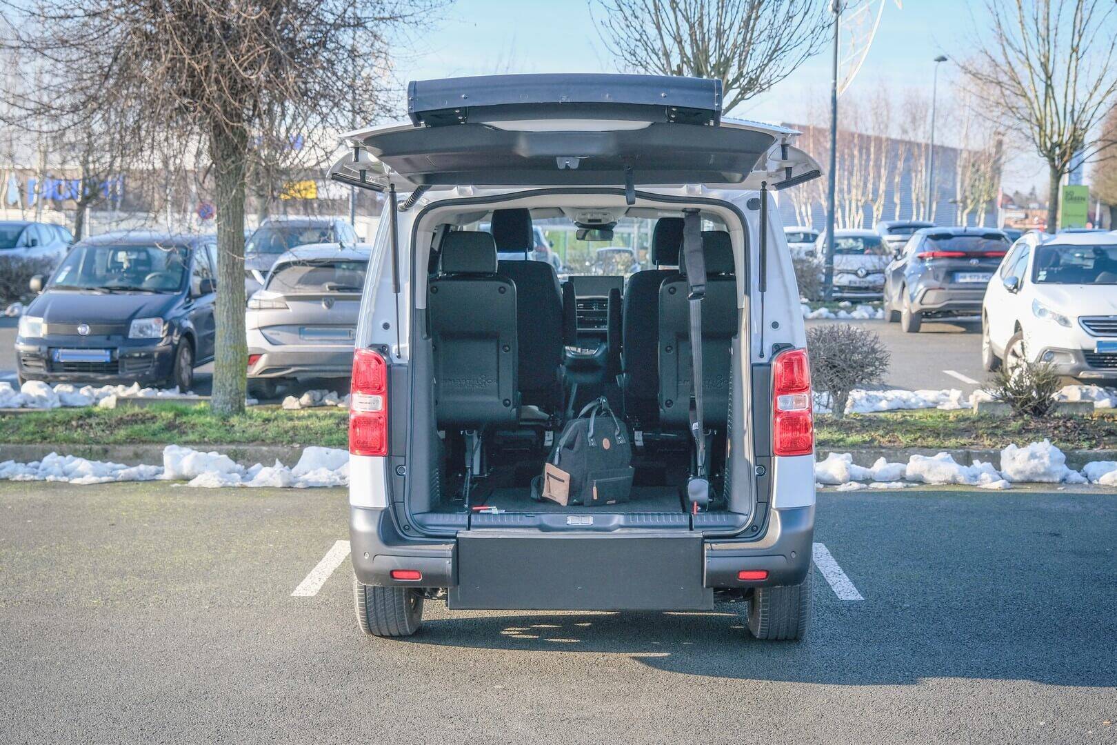 Pratique pour stocker les bagages de vos usagers valides : la rampe d'accès se replie à plat en l'absence de passager en fauteuil roulant