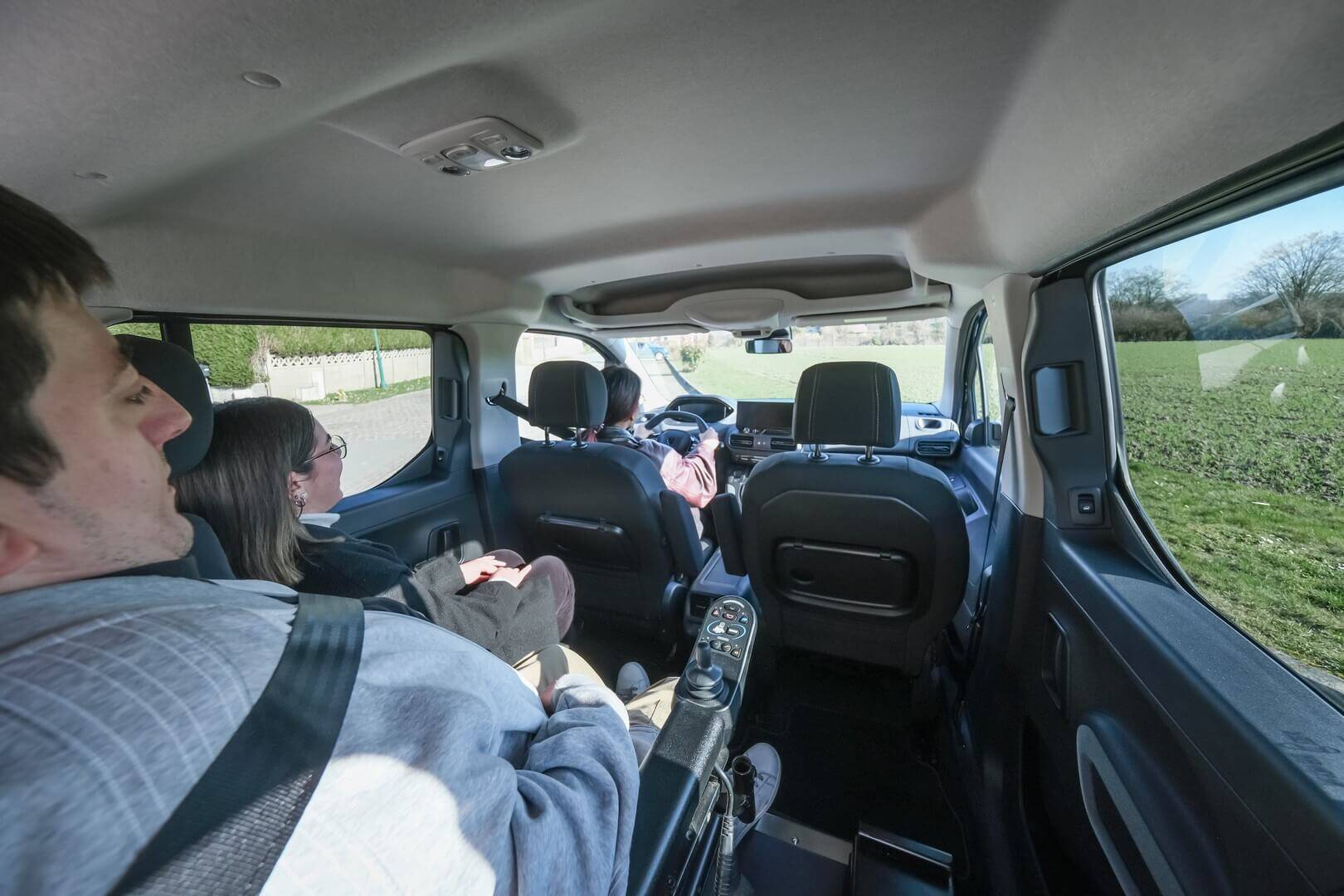 Le Rifter TPMR Xtra HappyAccess vous permet de voyager avec des personnes valides et en fauteuil roulant