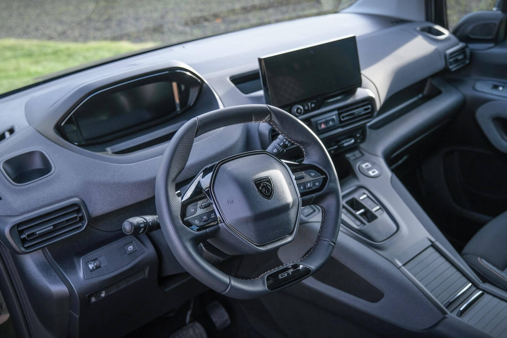 Au poste de conduite, le "Peugeot i-cockpit" vous séduira avec son volant multifonctions ultra maniable, ses grands écrans et son sélecteur de modes de conduites rendra vos vos trajets plus agréables