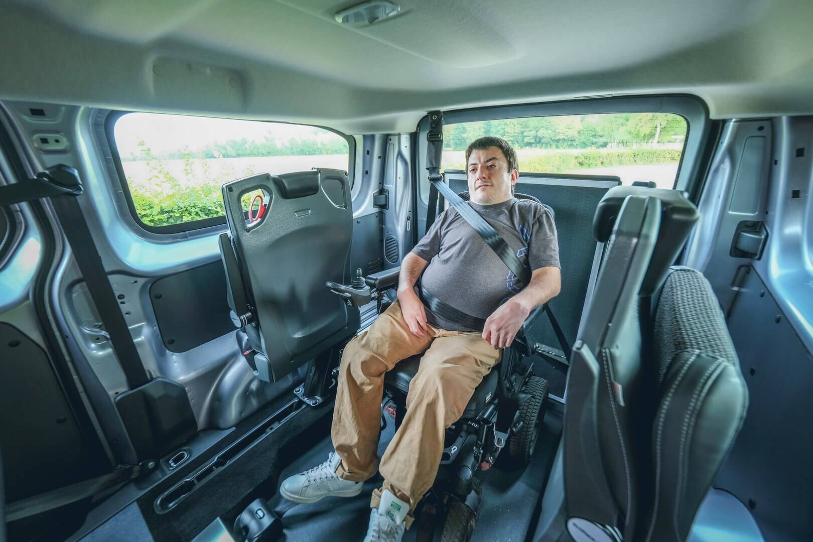 En rang 3, choisissez d'ajouter 2 sièges individuels repliables pour voyager à 8 personnes en l'absence de votre proche en fauteuil roulant