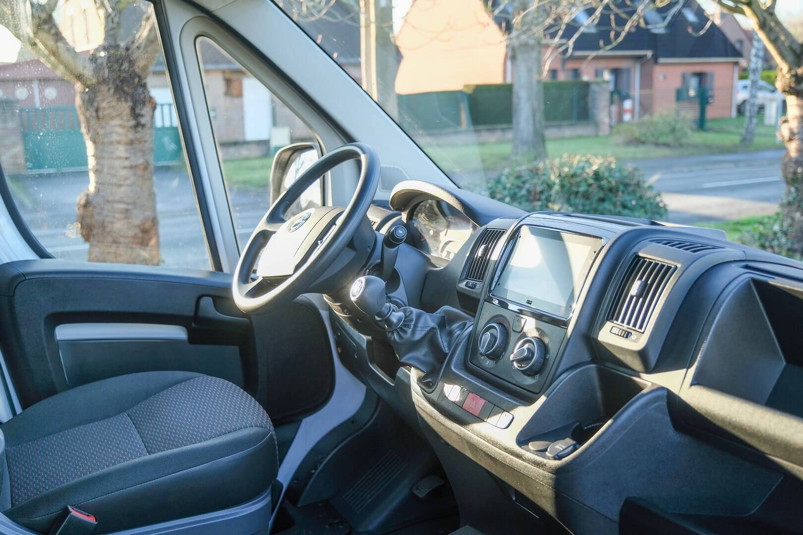Un poste de conduite épuré et confortable pour des trajets sereins en toute sécurité à bord de cet Opel Movano TPMR