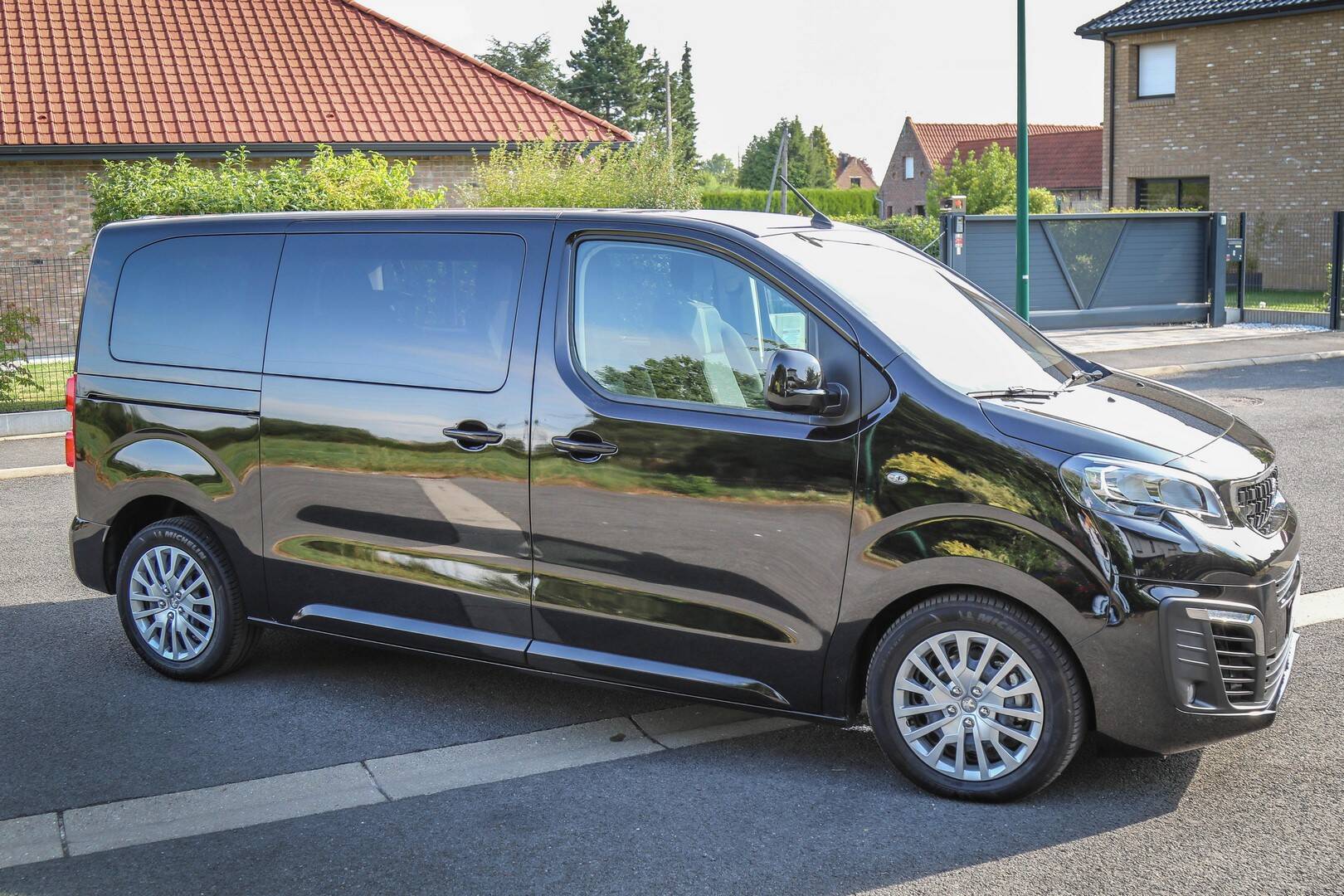 Le Peugeot Traveller TPMR Family en vente chez Handynamic est un monospace confortable