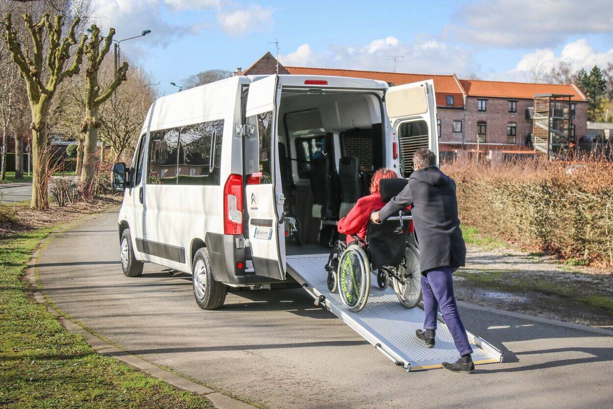 L'accès en fauteuil roulant se fait très facilement grâce à la rampe d'accès manuelle facile à manipuler...