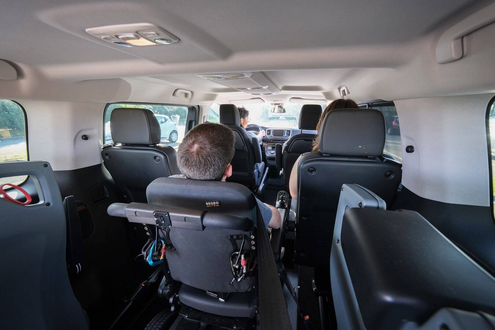 Convivialité à bord du Toyota ProAce Verso grâce au long décaissement qui permet au passager en situation de handicap de voyager proche des passagers en rang 2 et du conducteur