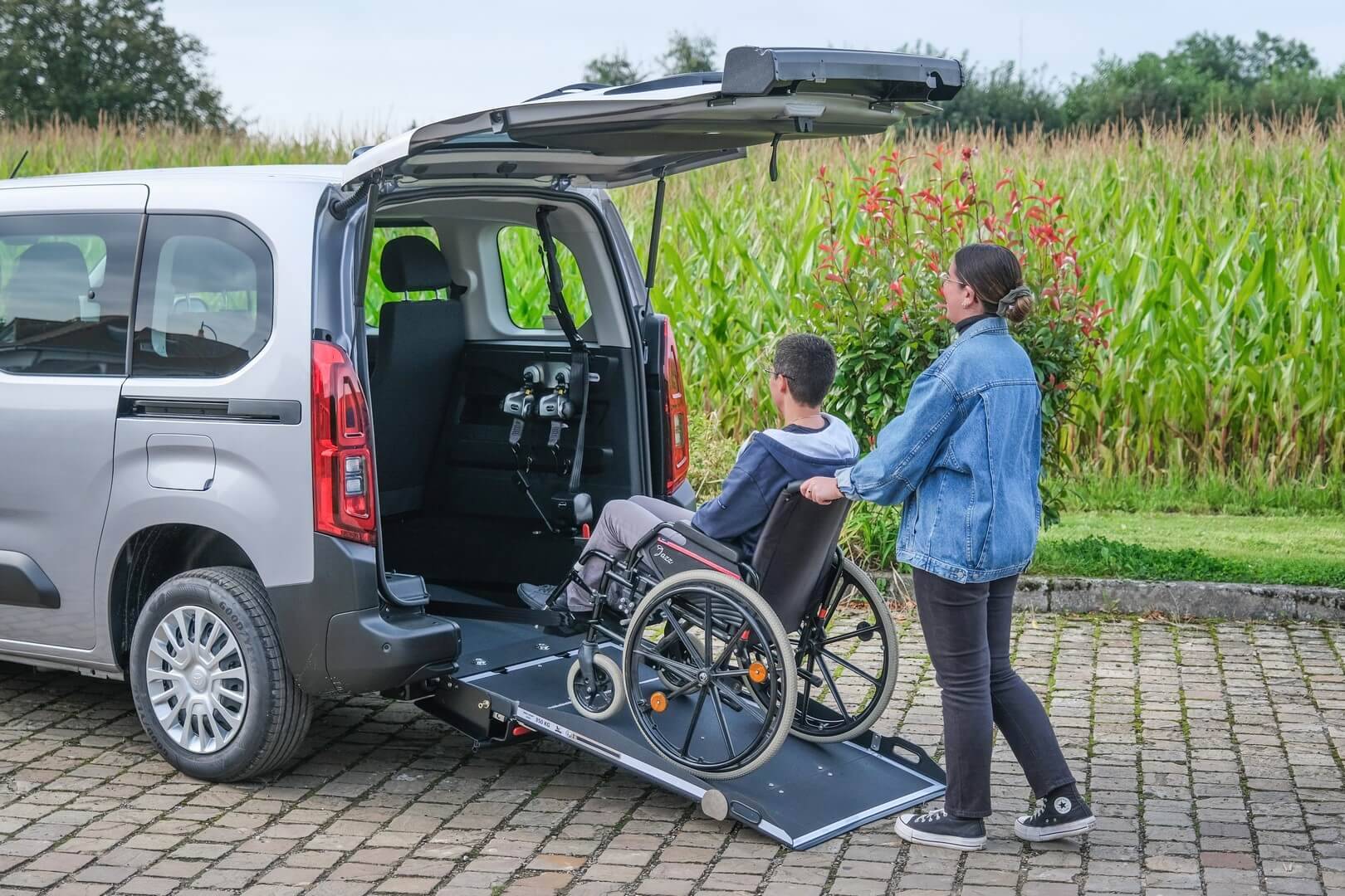 L'arrimage est simple et sécurisé pour vous, comme pour votre proche en fauteuil roulant
