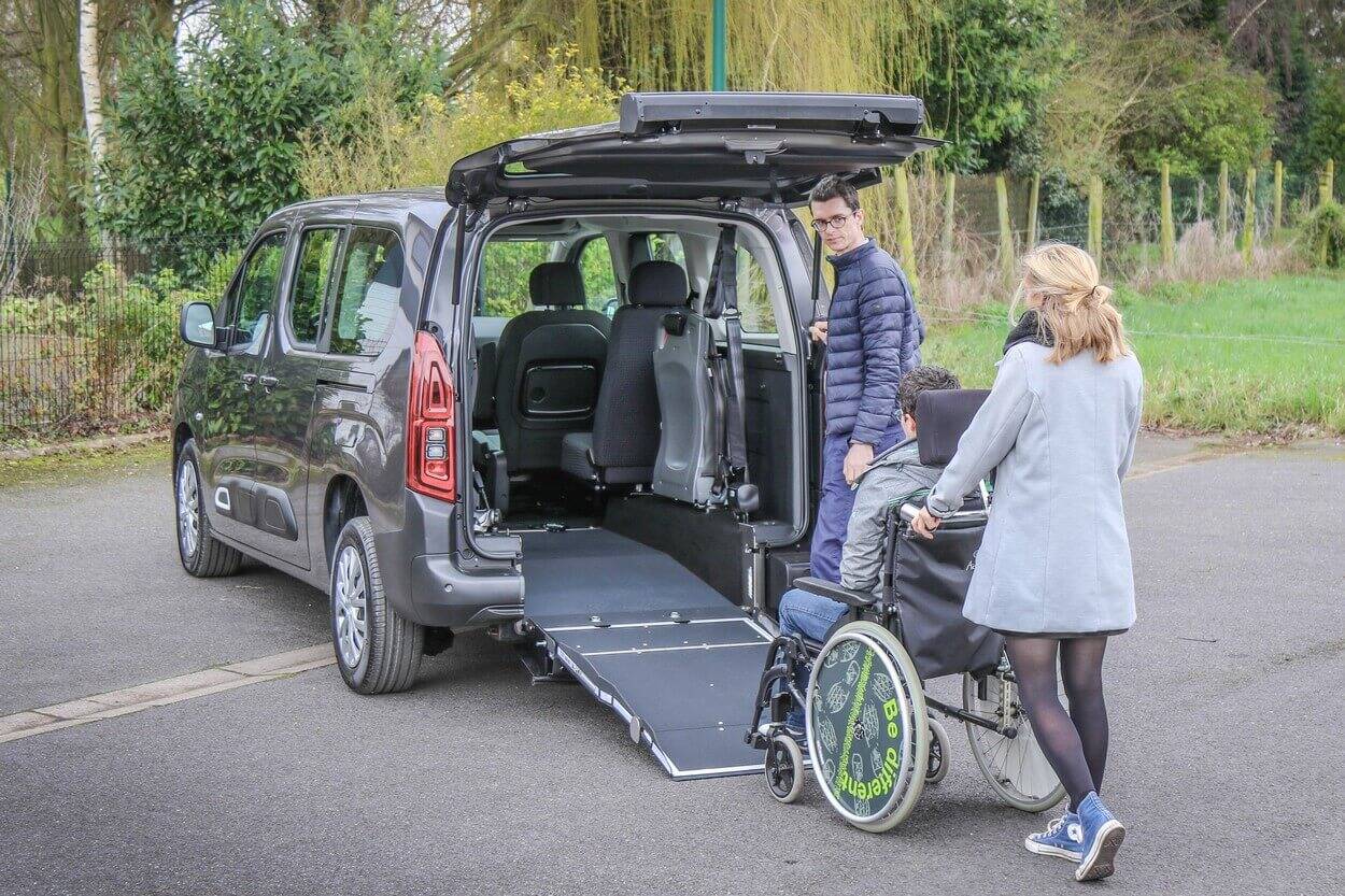 Le Berlingo TPMR Maxi Xtra Family peut transporter jusqu'à 6 personnes assises ou 4 et 1 passager en fauteuil roulant