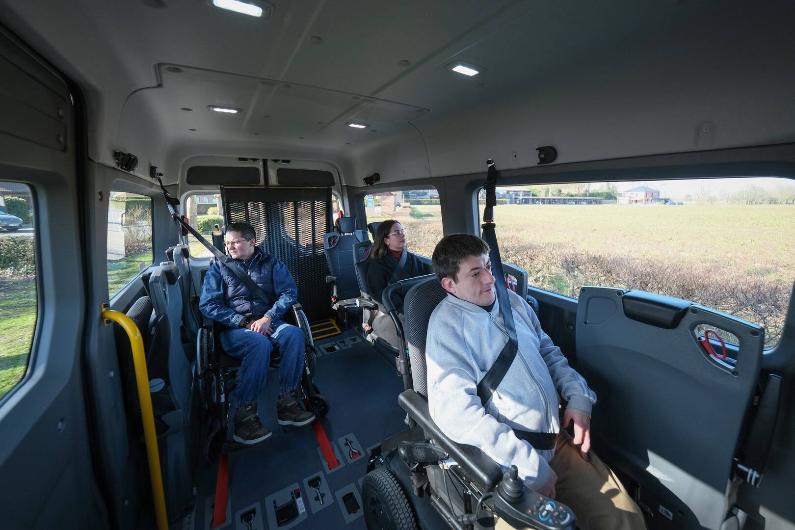 ... à 2 fauteuils roulants + 4 passagers valides (chauffeur-accompagnateur inclus) !