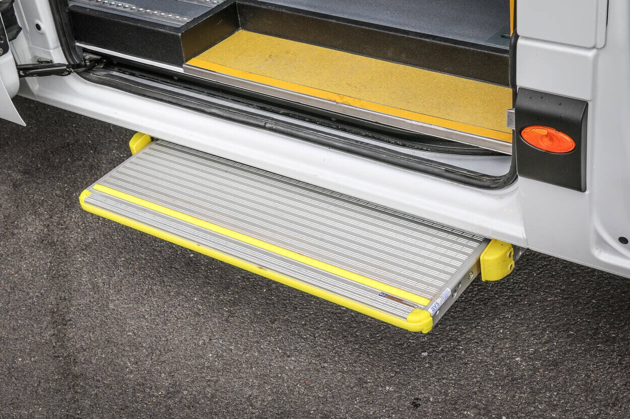 Pour faciliter l'accès des passagers valides, le Renault Master L3H2 TPMR est équipé de série d'un marchepied automatique en porte latérale