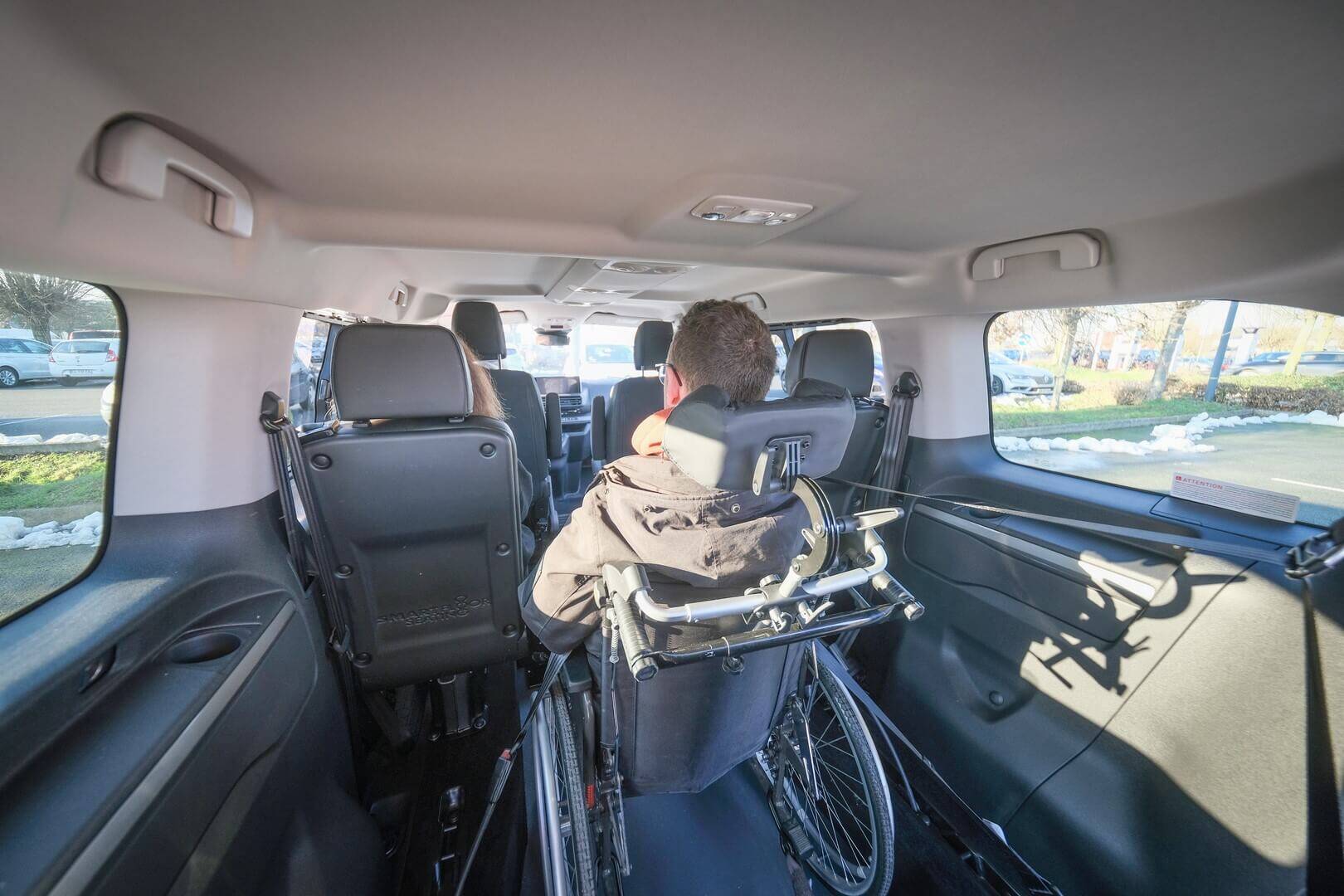 Voyagez à 4 personnes (conducteur-accompagnateur inclus) plus un proche en fauteuil roulant disposant d'un large emplacement dédié