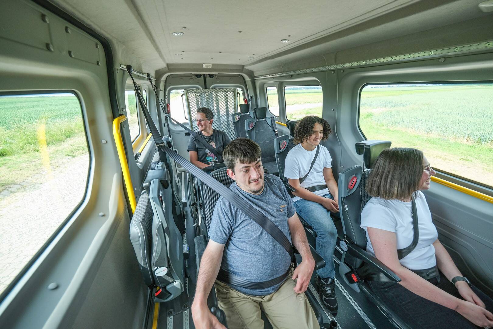 Gros avantage de la technologie Triflex, votre Renault Master TPMR s'adate à vos besoins pour transporter des personnes valides et/ou en fauteuil roulant