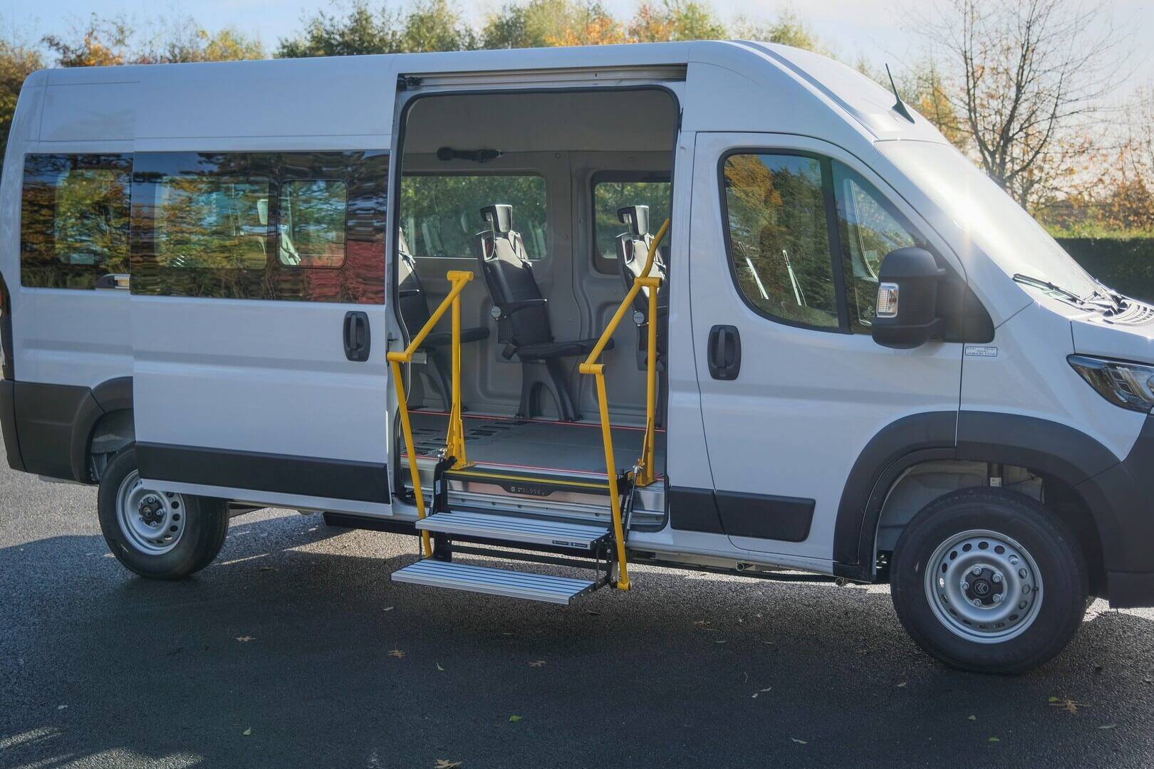 Le marchepied mécanique 3 marches Stepeezy® sécurise et rassure les passagers valides ou à mobilité réduite entrant dans l'habitacle depuis la porte latérale