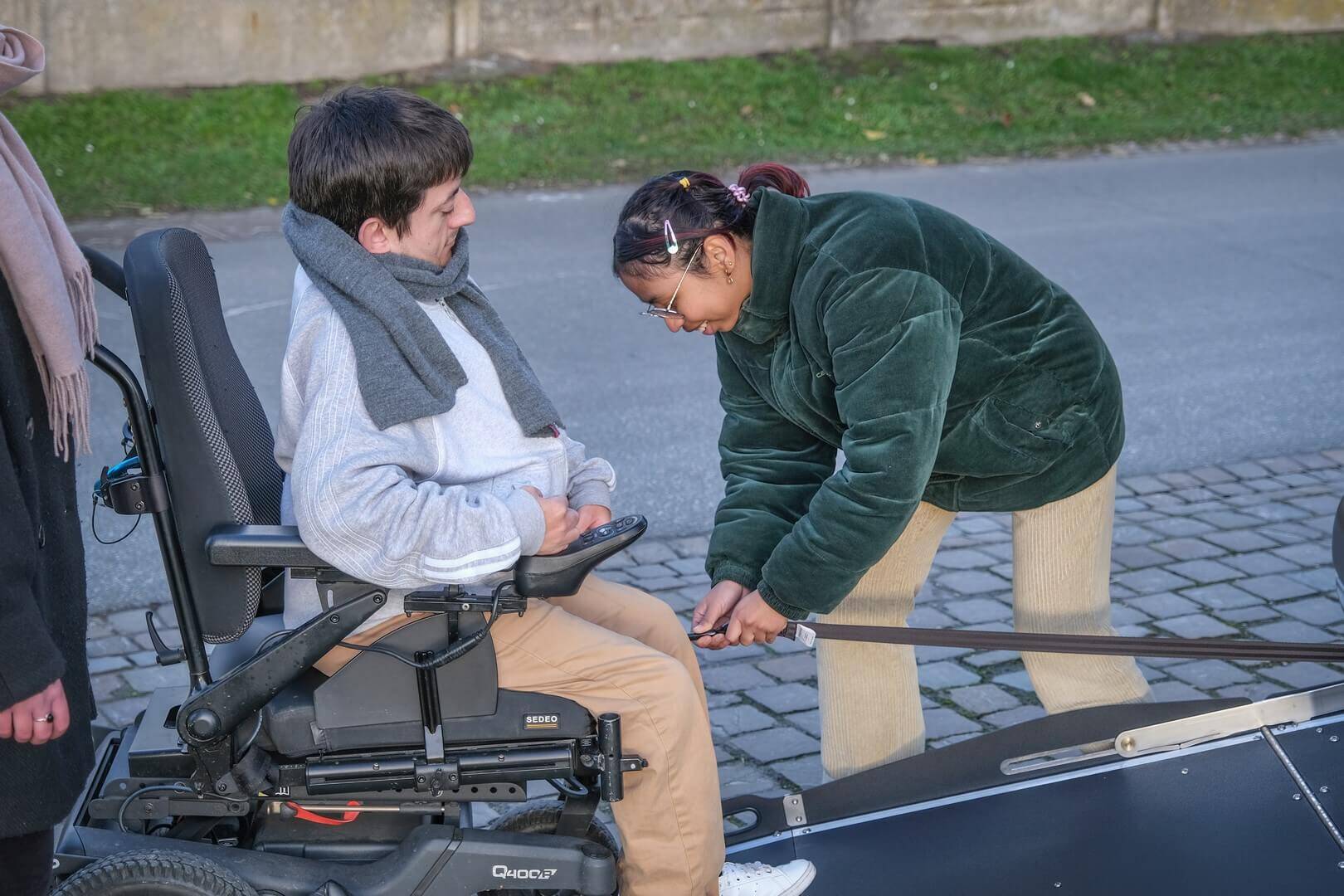 les sangles d'arrimage avant à blocage électriques sont rallongées pour faciliter l'arrimage de votre passager handicapé