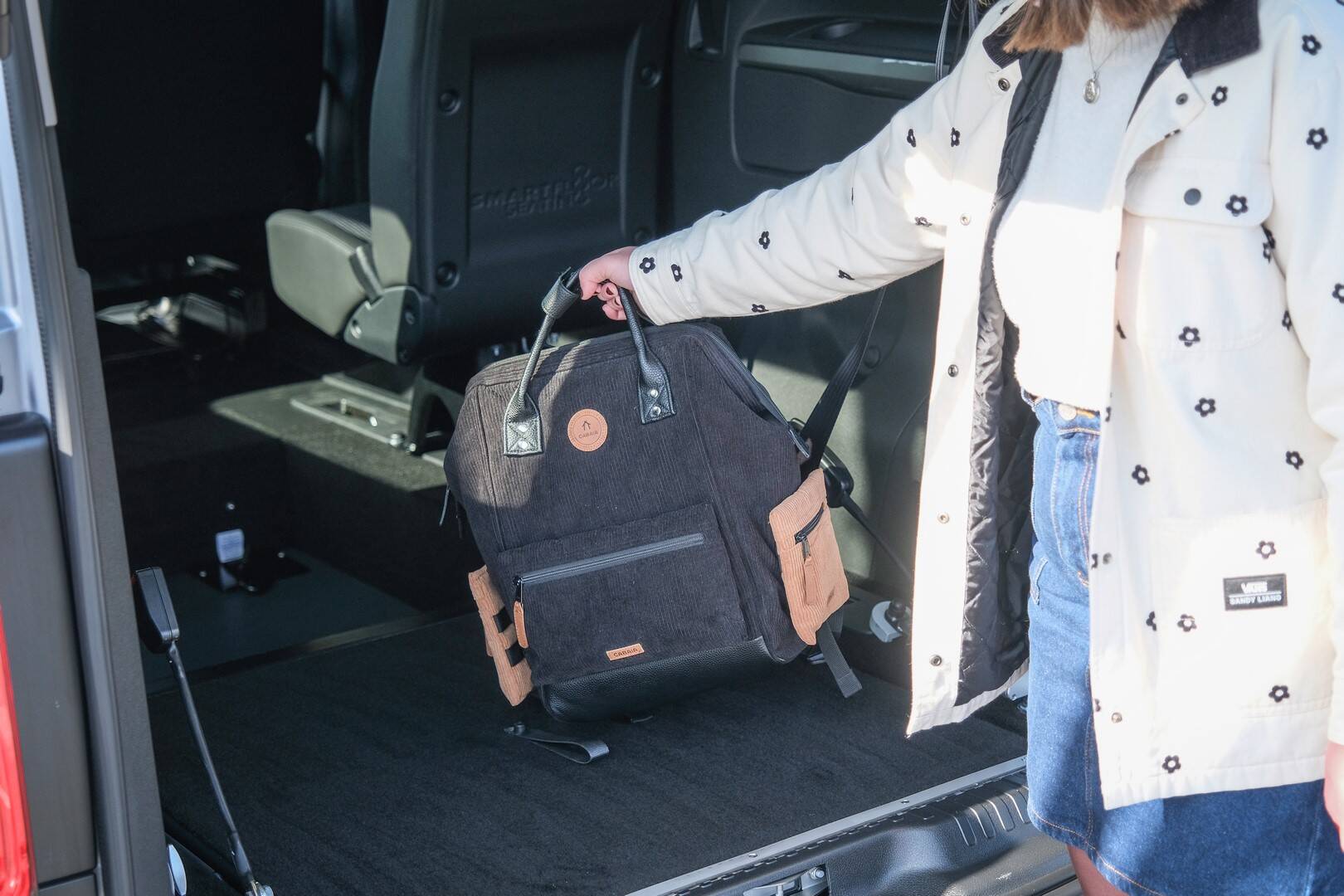 Grâce à la rampe HappyAccess repliable à plat, gagnez un espace de chargement supplémentaire en l'absence de votre proche en fauteui roulant