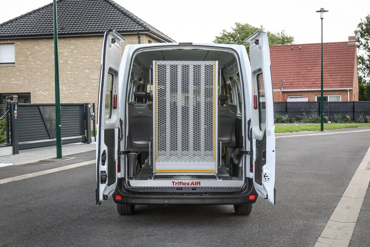 Avec une rampe d'accès facilement repliable en deux volets, le Renault Master L3H2 TPMR vous permet de faire monter vos passagers en fauteuil roulant rapidement