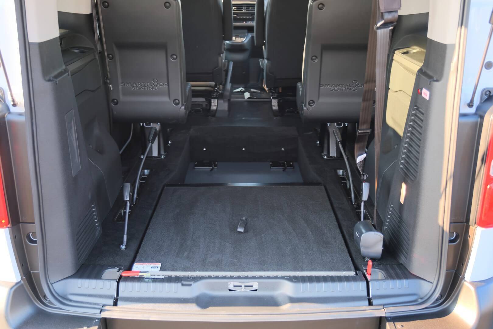 Le décaissement long et large du Peugeot Expert Family HappyAccess permet aux professionnels du transport PMR de transporter 1 passager en fauteuil roulant + 4 passagers valides (chauffeur-accompagnateur inclus) dans le plus grand confort !