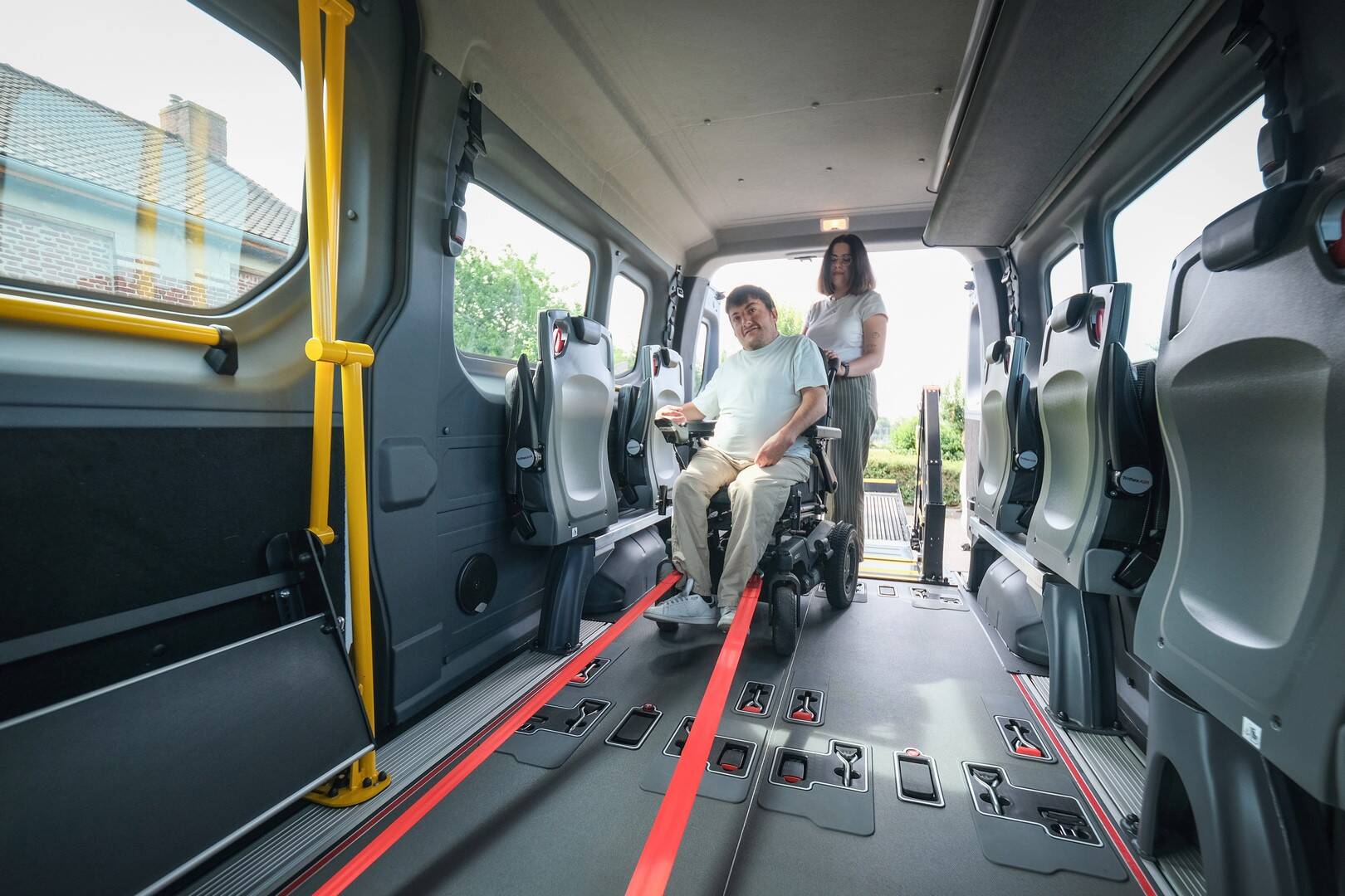 Grâce aux sangles avant rallongées, l'arrimage de vos passagers en fauteuil roulant est facilité