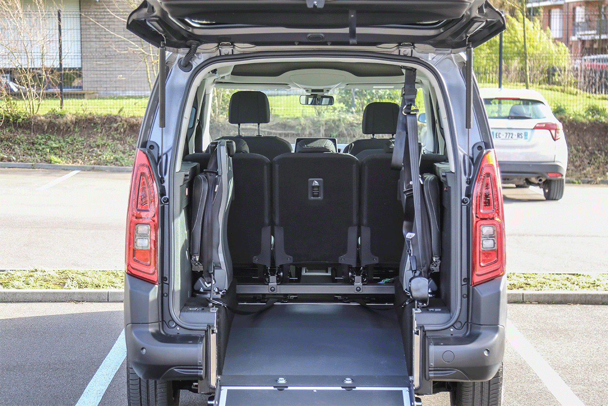 Dans cette voiture accessible, le passager handicapé profite d'un décaissement large !