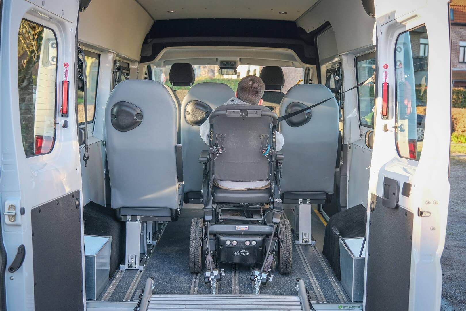 Jusqu'à 4 passagers en fauteuil roulant peuvent voyager à la fois à bord de cet Opel Movano TPMR