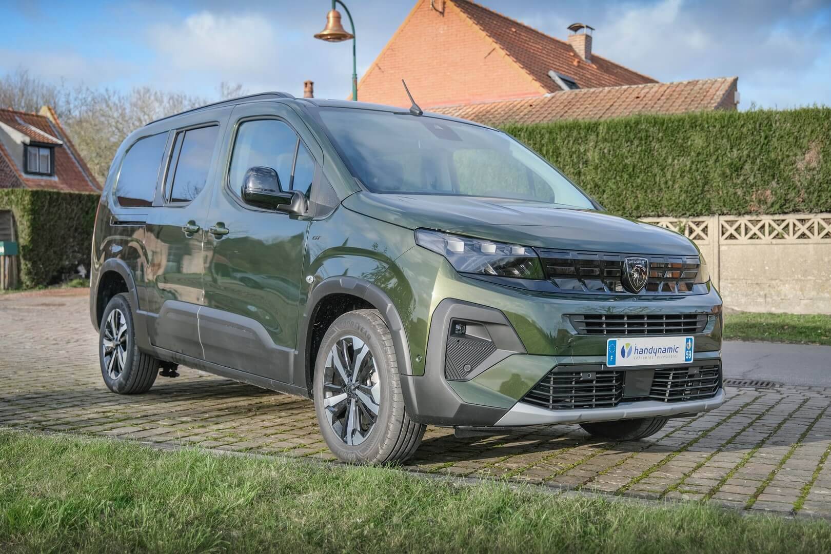 Après un restyling de la marque au lion, le Peugeot Rifter long apparait modernisé