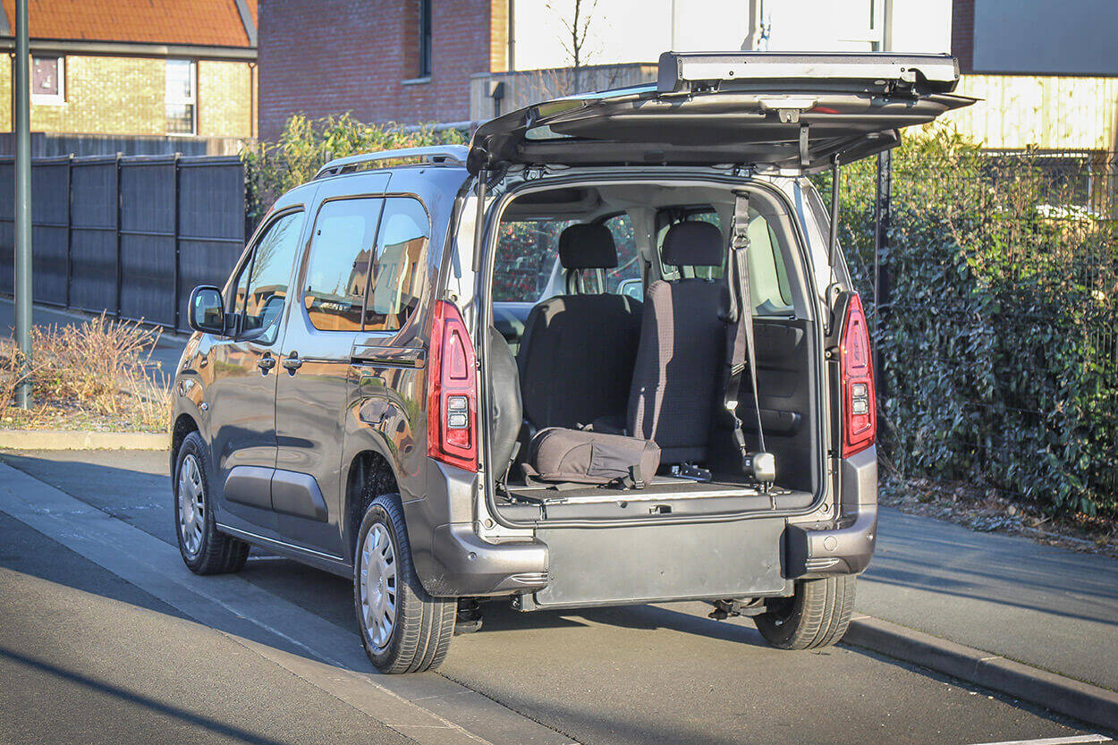 En version "HappyAccess", la rampe d'accès de l'Opel Combo TPMR peut se replier sur le décaissement en quelques secondes.