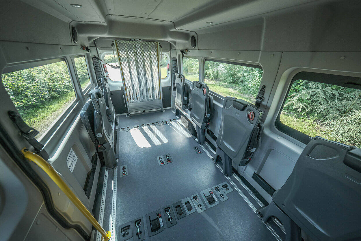 Ce minibus TPMR offre un volume intérieur spacieux pouvant accueillir jusqu'à 4 passagers en fauteuil roulant