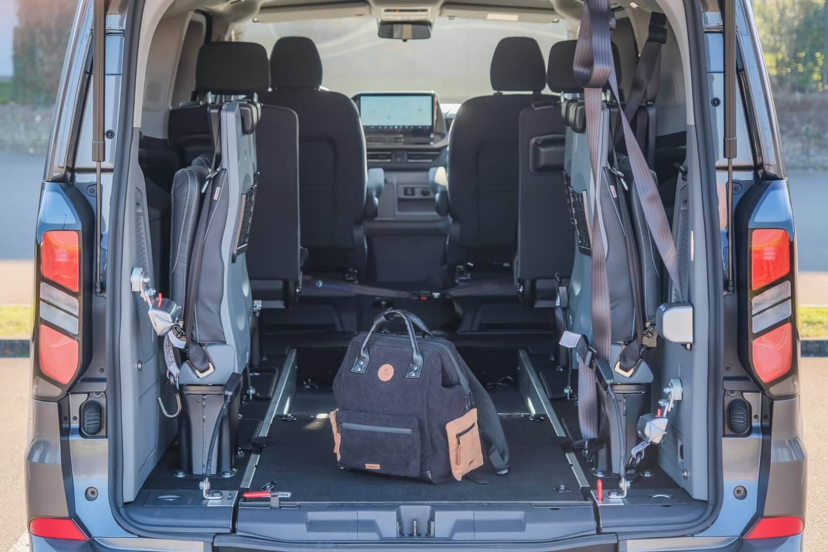 La rampe d'accès est repliable à plat pour gagner un espace de chargement quand seul un passager en fauteuil roulant est arrimé dans le décaissement arrière