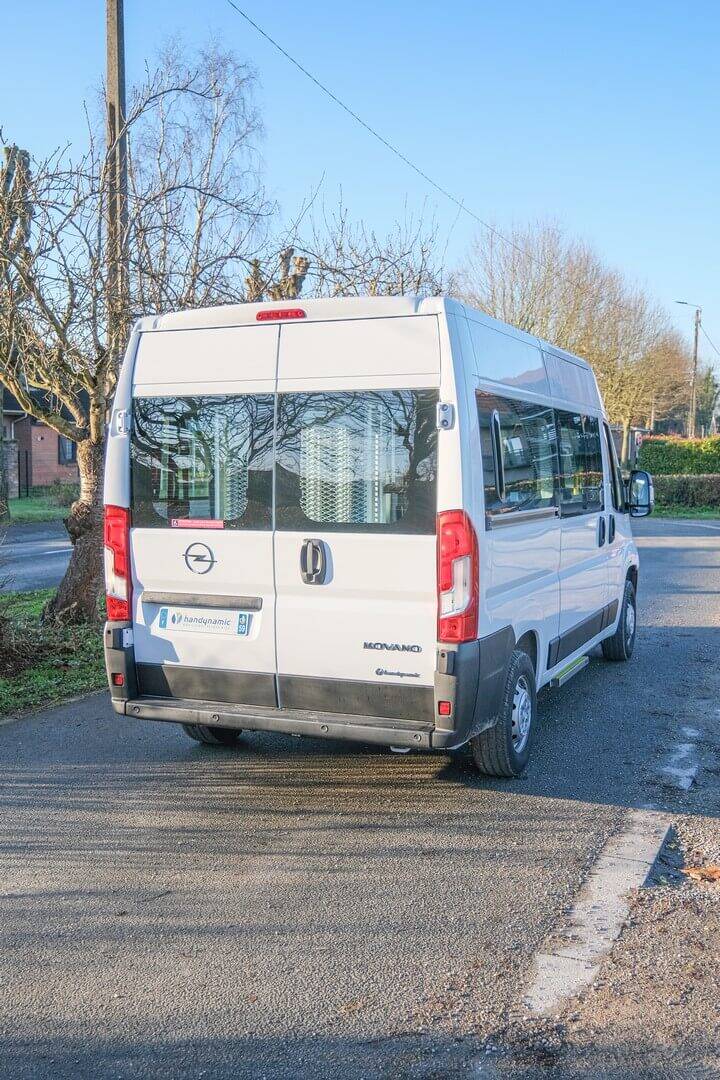 Ce minibus adapté TPMR permet de transporter 9 passagers valides ou jusqu'à 4 passagers en fauteuil roulant + 2 personnes valides