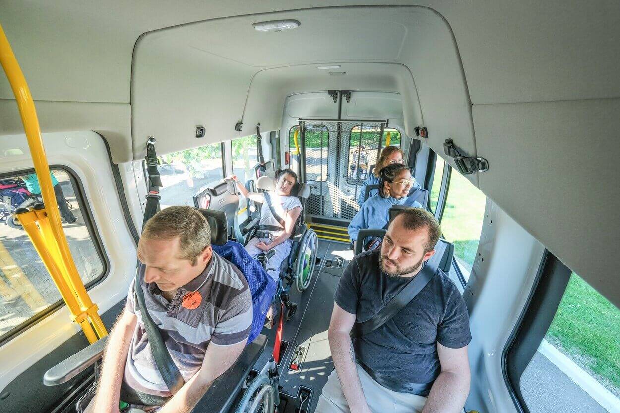 Jusqu'à 5 passagers valides avec 2 passagers en fauteuils roulants dans le Ford E-Transit L3H3 TPMR Triflex Easy