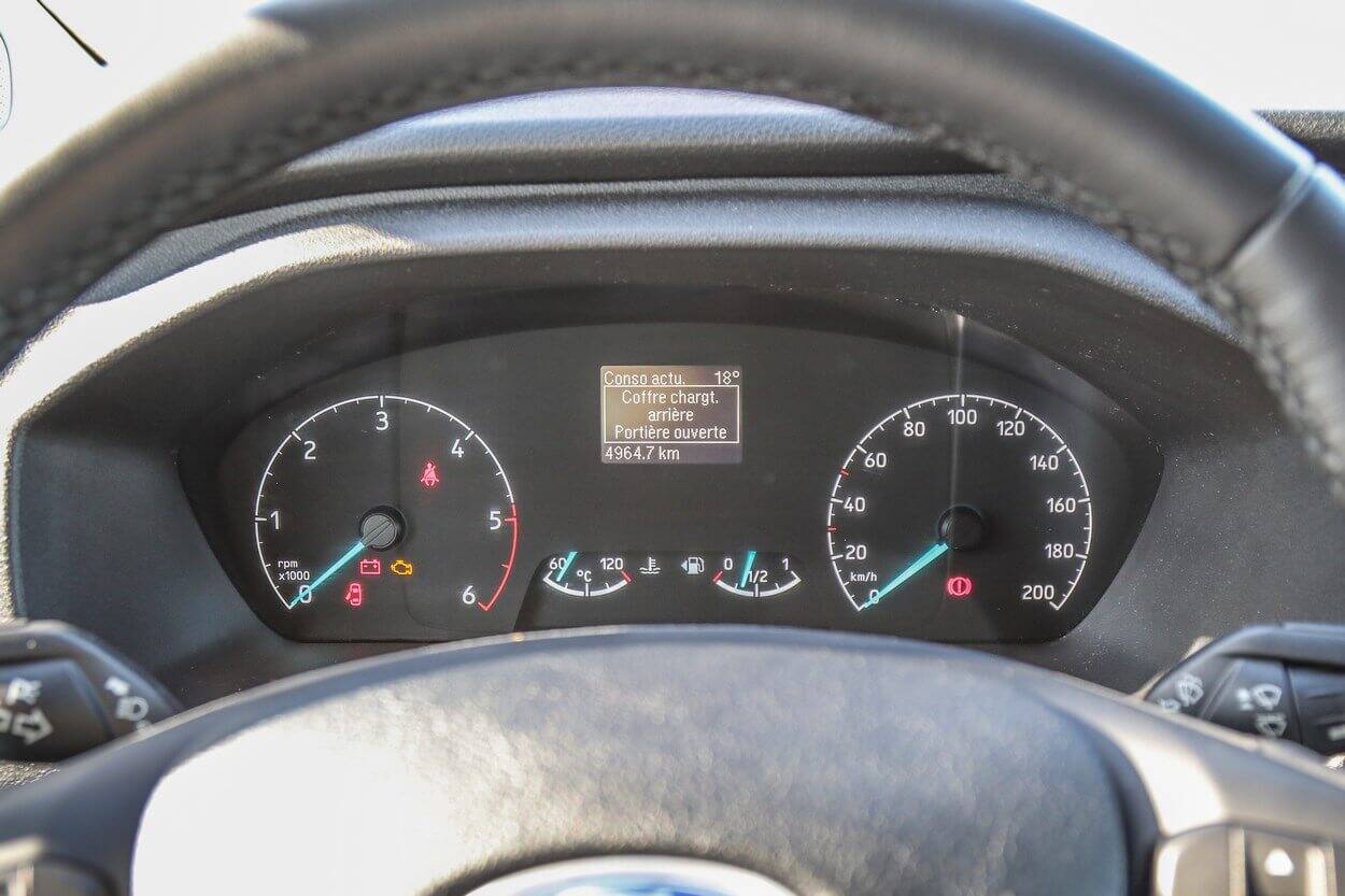 Vous pensez être au volant d'une berline ? Et non, c'est bien du tableau de bord du Ford Transit Custom TPMR qu'il s'agit !