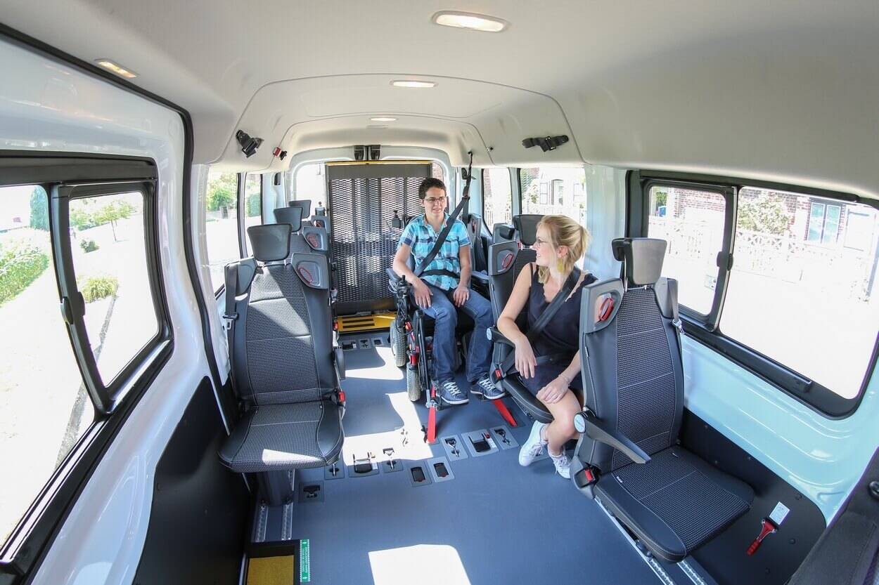 Offrez de la convivialité à vos passagers grâce à un espace intérieur qui mixe place pour personnes en fauteuil roulant et places assises...