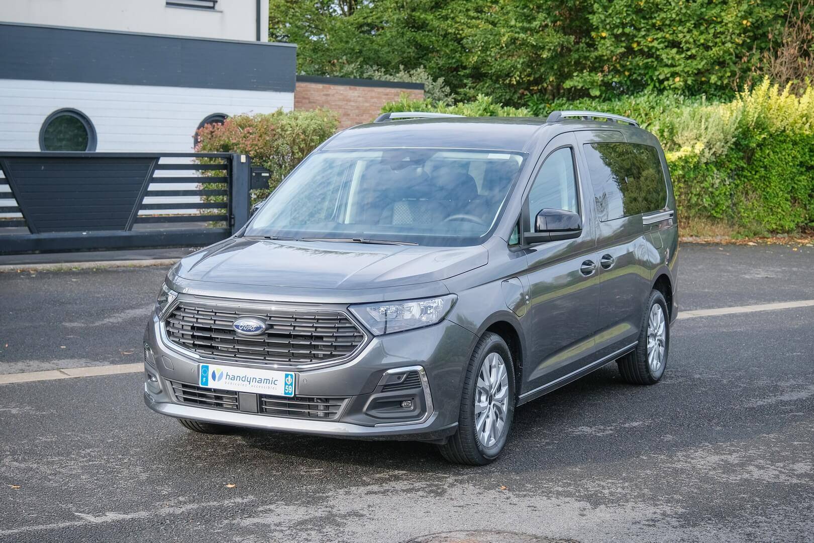 Le Ford Grand Tourneo Connect Hybride TPMR est l'allié de votre activité de transport PMR