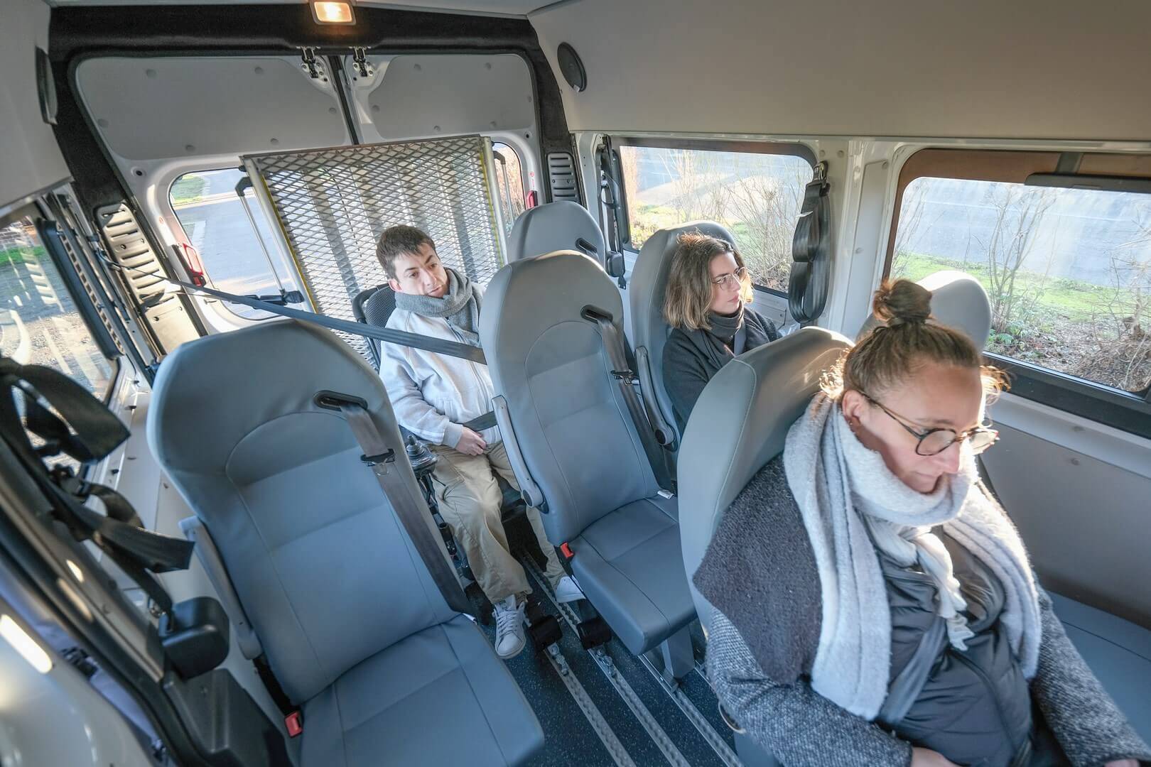 Les sièges individuels sont confortables sur de courts comme de longs trajets en Opel Movano L2H2 TPMR Ecoline