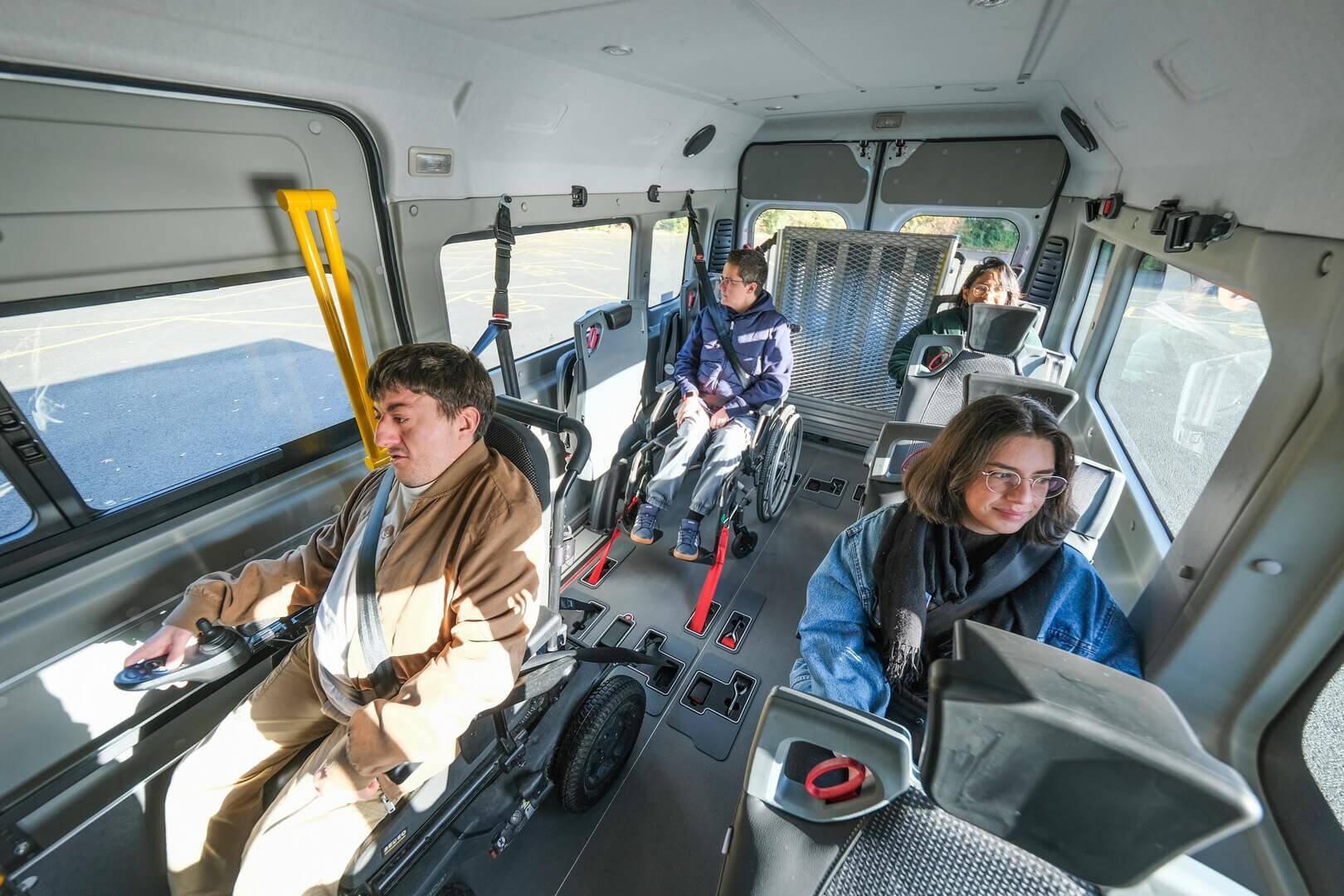 Transportez jusqu'à 4 passagers en fauteuil roulant + 2 personnes valides (chauffeur-accompagnateur inclus)...