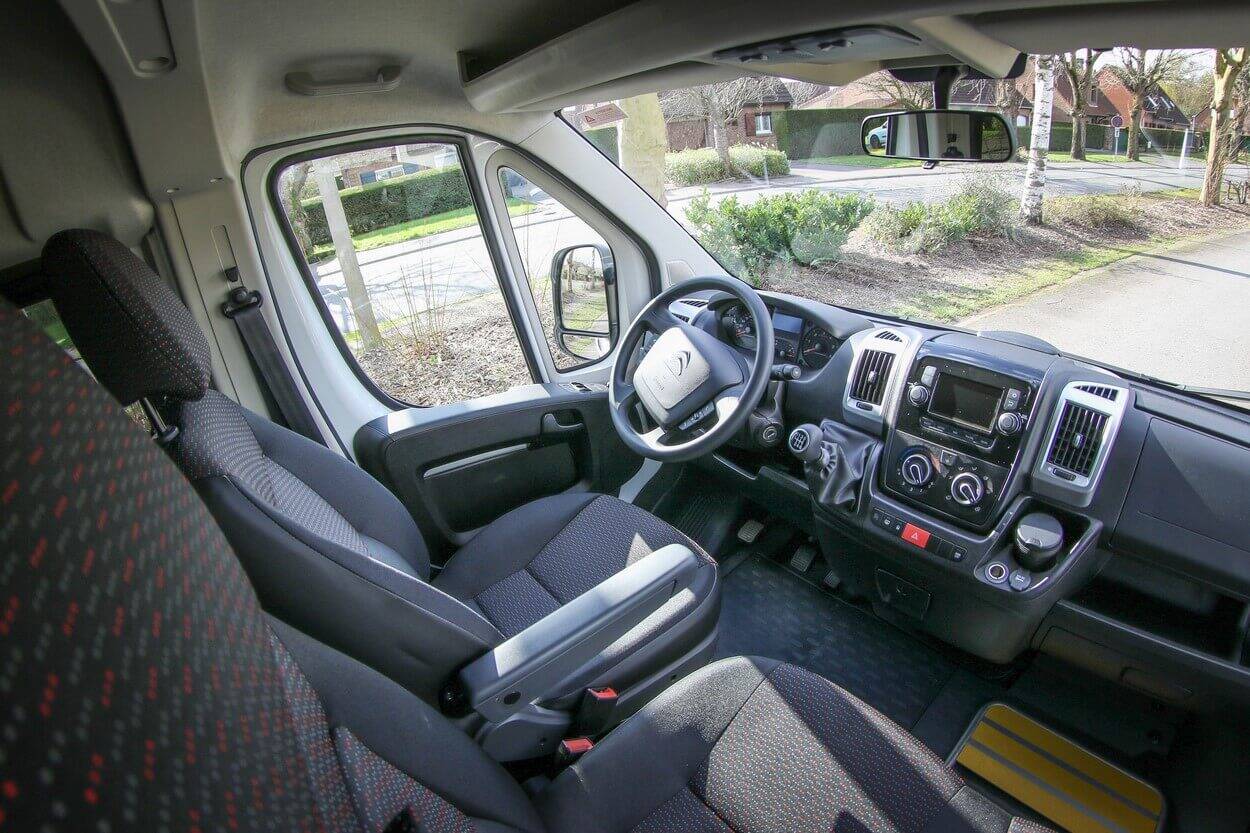 Avec un tableau de bord moderne et ergonomique, le Citroën Jumper L2H2 TPMR vous promet des journées de travail agréables