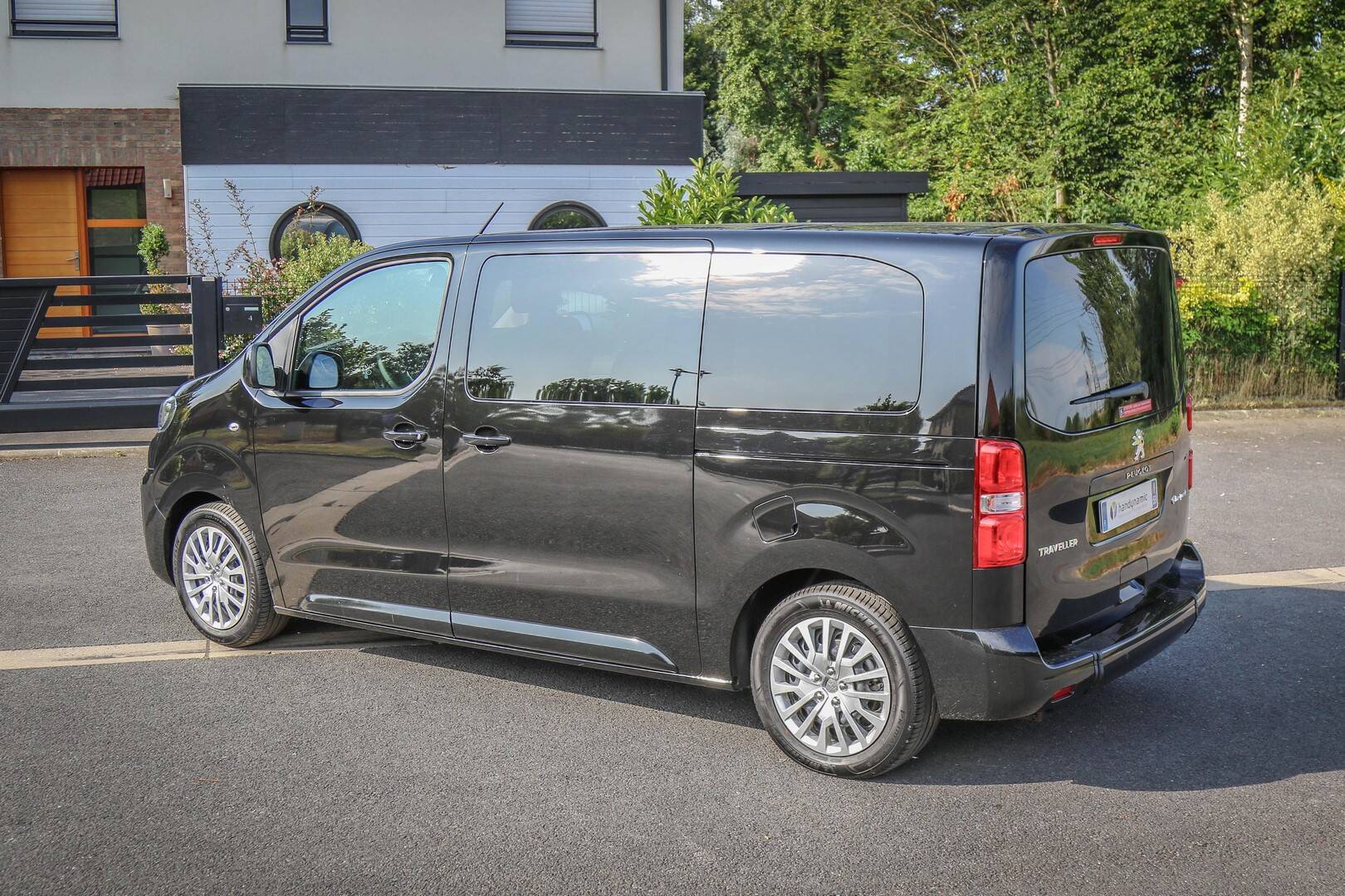 Accessible pour une personne à mobilité réduite, un conducteur accompagnateur peut transporter jusqu'à 3 passagers avec une personne en fauteuil