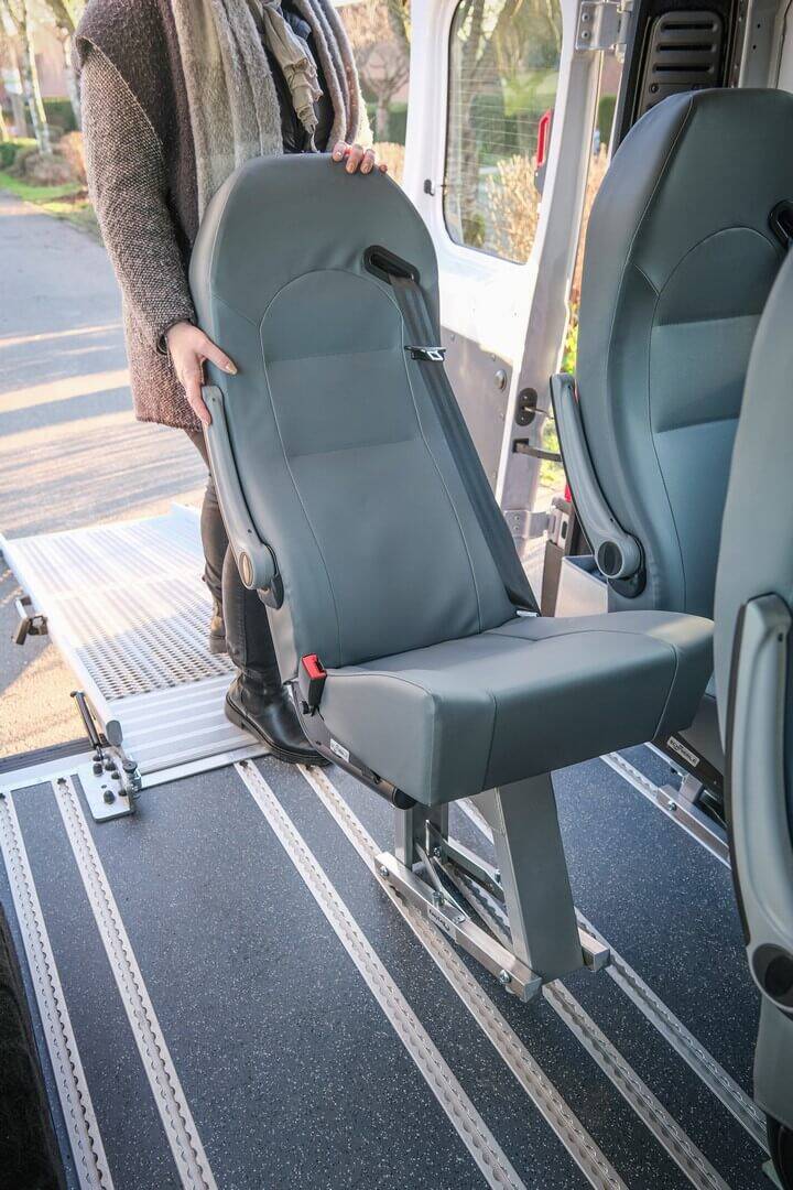 Hyper modulable, l'Opel Movano L2H2 TPMR Ecoline SimplyAccess vous permet de configurer l'intérieur de votre minibus selon votre feuille de route !