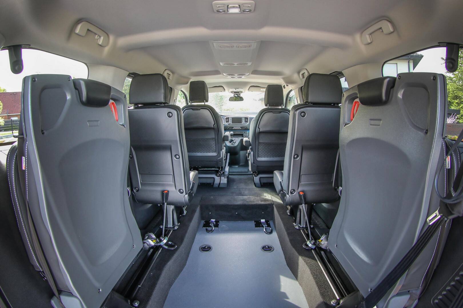 Ajoutez 2 sièges additionnels en rang 3 pour transporter 6 personnes valides (conducteur-accompagnateur inclu)